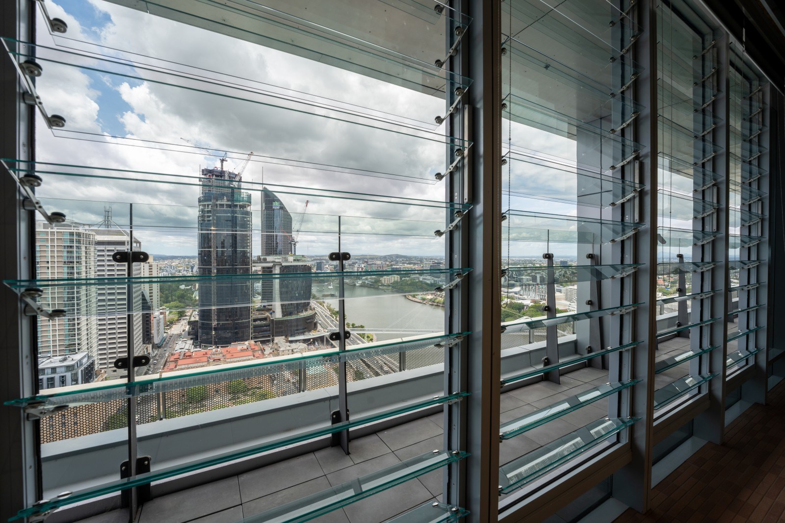 Automated glass louvre windows with concealed operating mechanism