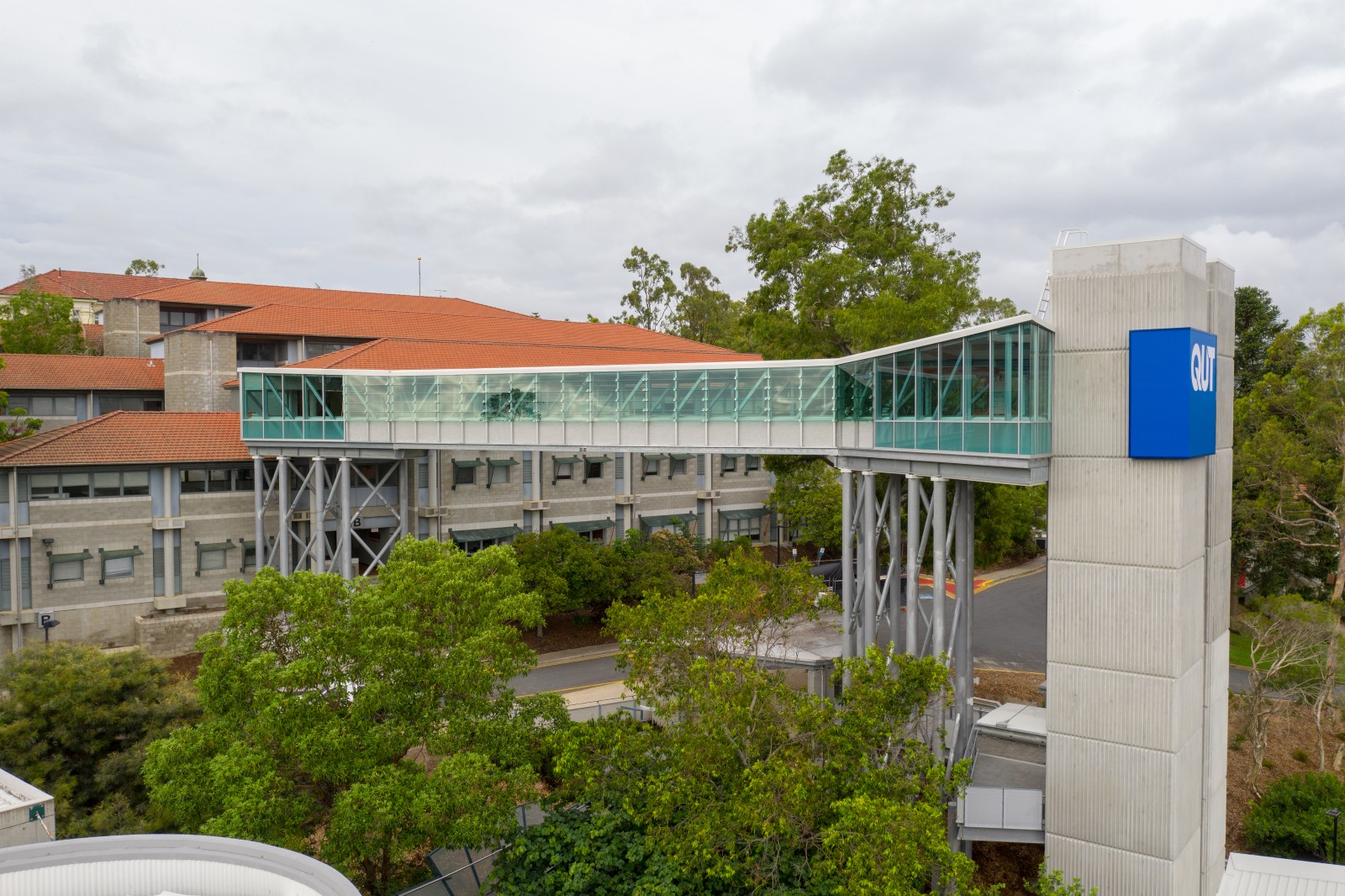 Fixed glass louvre weather screen integrated into the glazed link bridge at QUT P Block